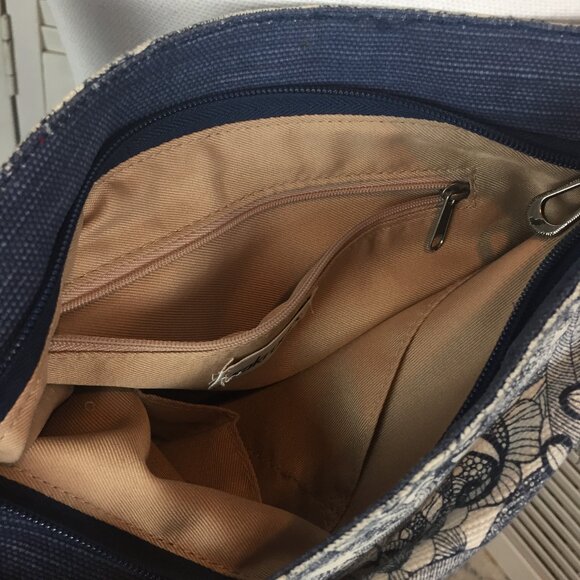 Sakroots Soft Bucket Crossbody Messenger Bag Blue Canvas with Charms Like New - Picture 8 of 9